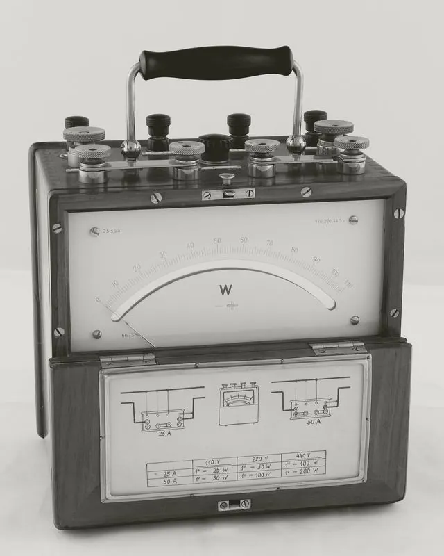 Wattmetro da laboratorio del 1951 con quadrante e morsetti